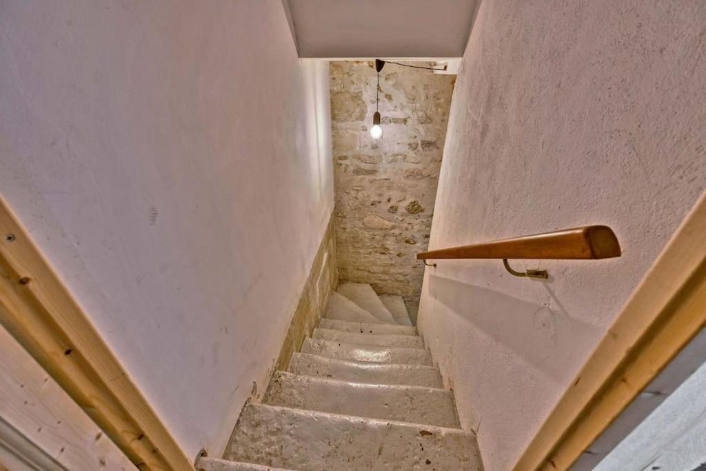 Apartment La Bulle - Parking Gratuit En Souterrain - 2 Mins Du Palais Des Papes - Clim Ac - Wifi